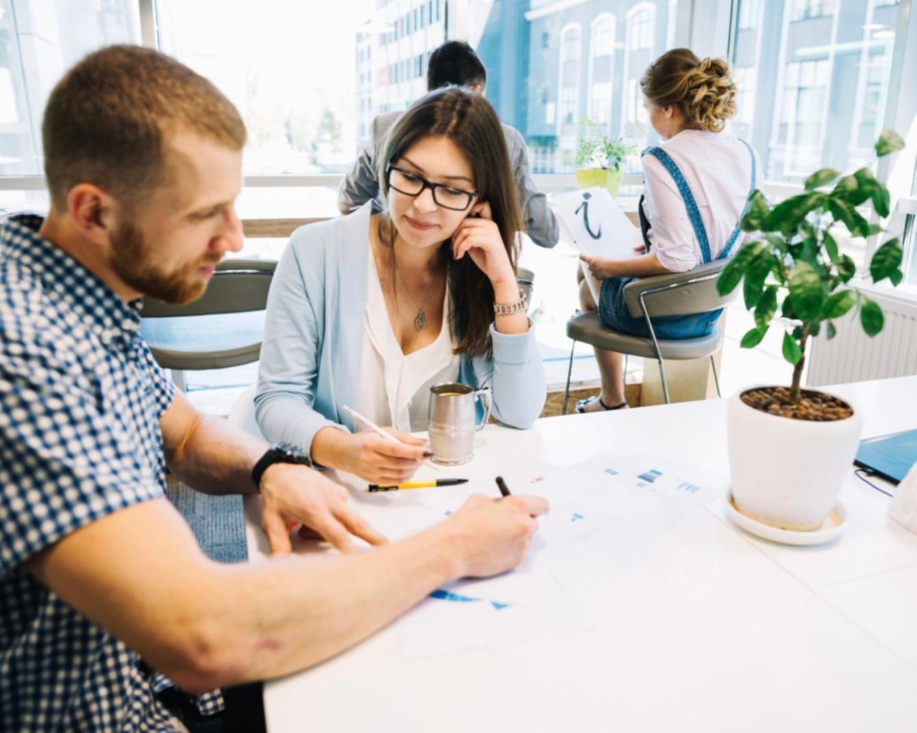 Estudiante trabajando en análisis financiero